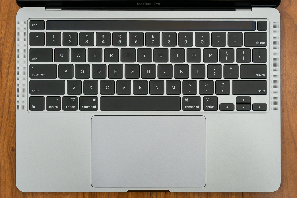 MacBook Pro 13 2020を上から見たところ。まずカーソルキーとタッチバー周りの変化に気付く