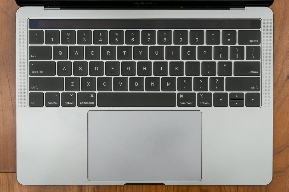 MacBook Pro 13 2019は物理escキーがなく、カーソルキーの左右が大きい。各キーも大きくキーピッチが狭い