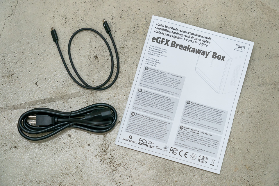 eGFX Breakaway Box 550の付属品。Thunderboltケーブル、電源ケーブル、クイックスタートガイド