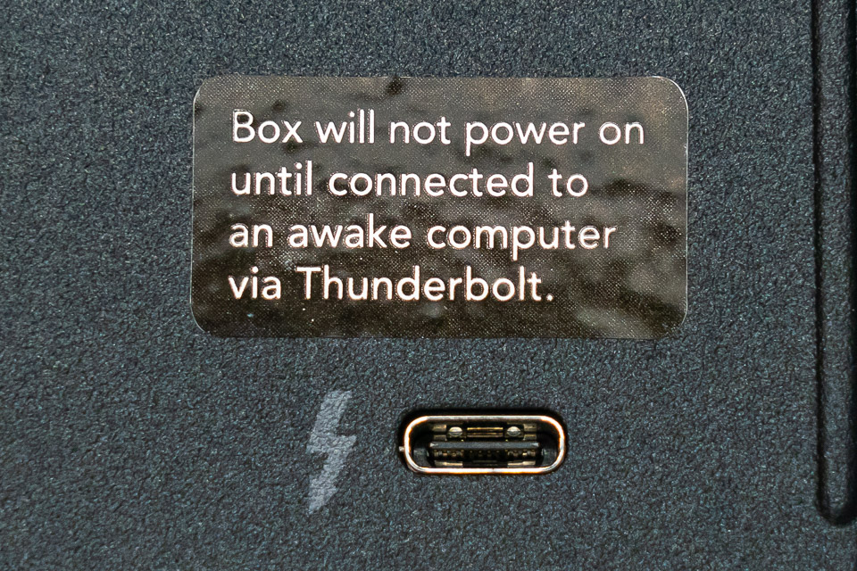 「Thunderboltを介して起動中のコンピューターに接続するまで、ボックスの電源は入りません」ケーブルをMacに繋がないとeGFX 550の電源が入らない仕組みになっている