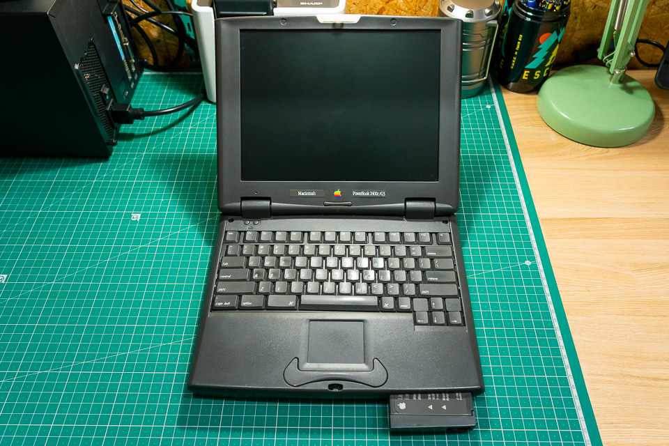 分解を待つPowerBook 2400c/G3 240MHz