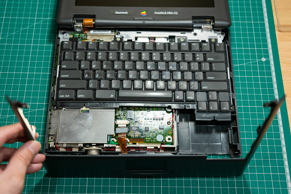 PowerBook 2400cをSSD化するまでの分解工程 2020年梅雨 | 巨大 ...