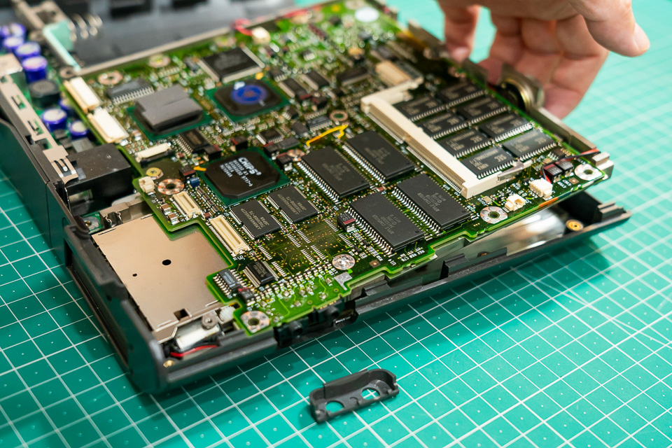 スピーカー側(本体手前側)からマザーボードを起こして慎重に各所を外していく