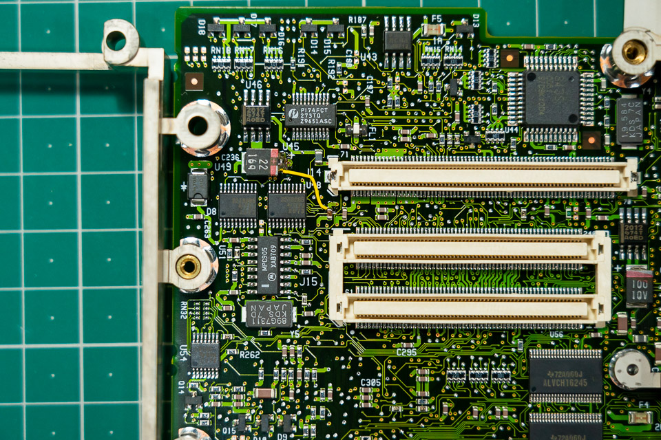 マザボ側のドーターカード接続部近くに黄色いジャンパー線。もちろん絶対切ってはいけないやつ