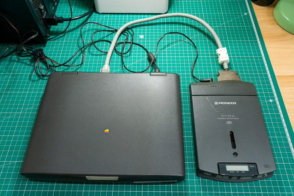 PowerBook 2400cと、24倍速CD-ROMドライブのパイオニアPCP-PR24M