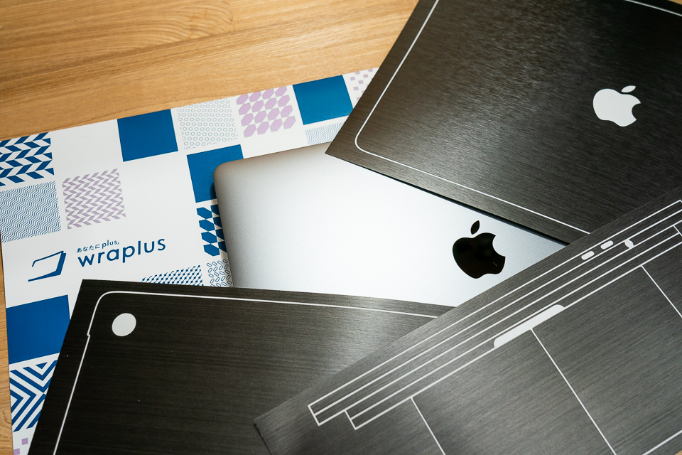 本体保護＆ドレスアップが出来るwraplusのMacBookシリーズ用スキンシール | 巨大スティッキーズ - Jumbo Stickies